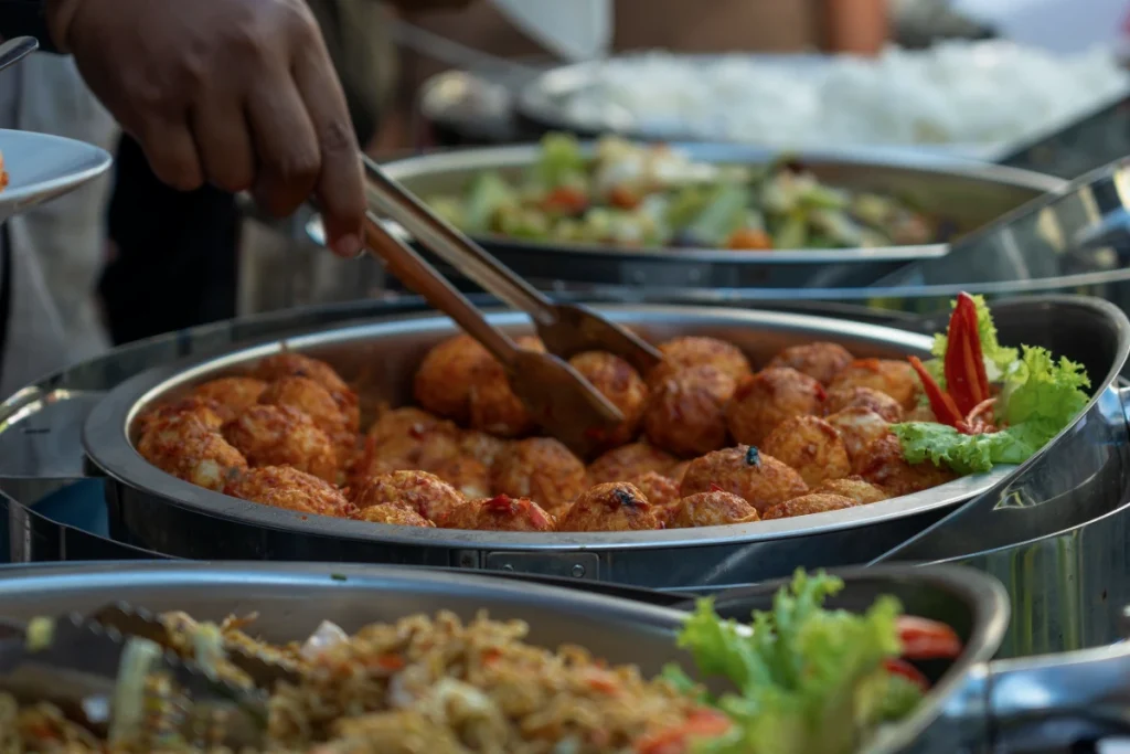 Hidangan bakso tersaji dalam wadah prasmanan dengan sayuran dan makanan lain untuk acara pernikahan.