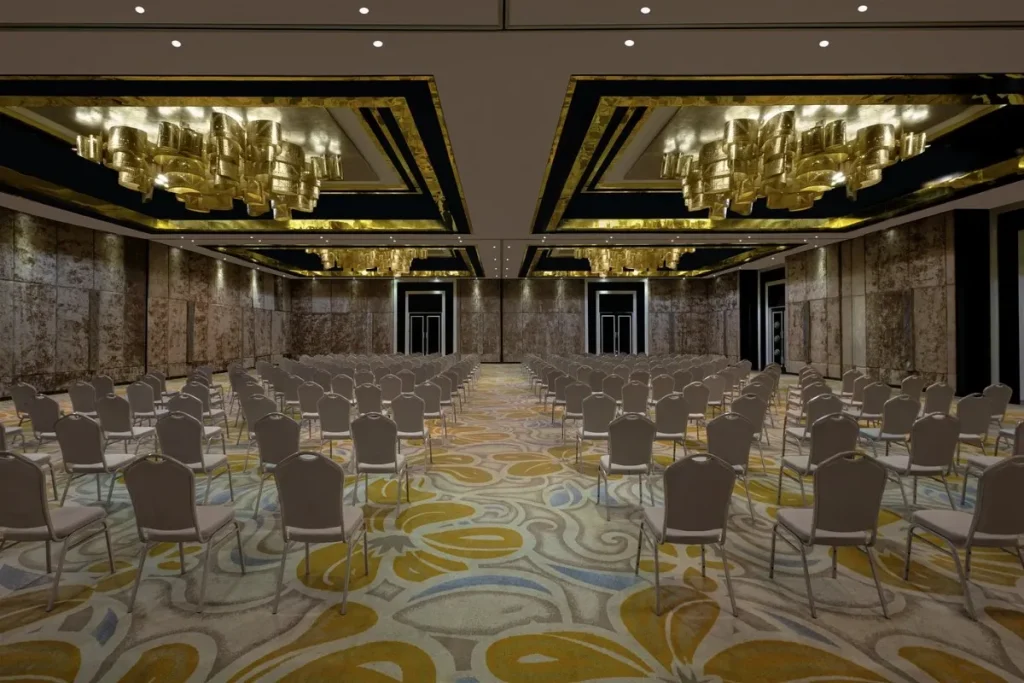Ballroom luas dengan susunan kursi berbaris, menunjukkan kapasitas tempat duduk untuk berbagai ukuran acara.