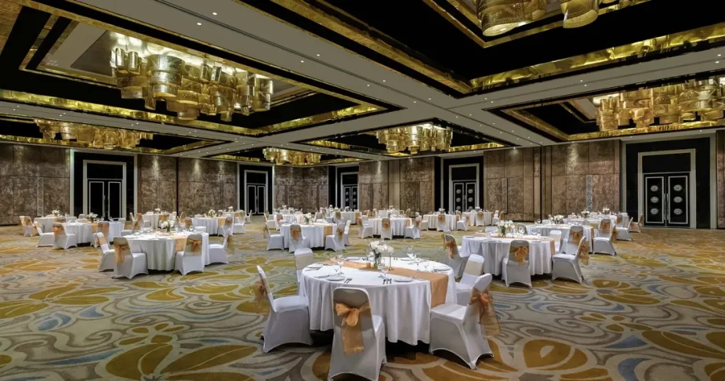 Ballroom luas dengan banyak meja bundar tertata untuk resepsi pernikahan dan berbagai acara berskala besar.